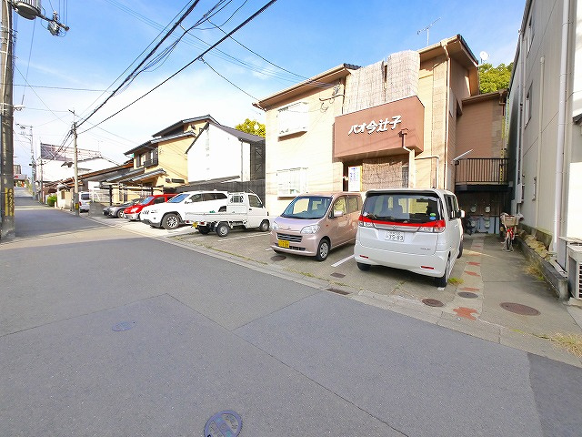 パオ今辻子の駐車場