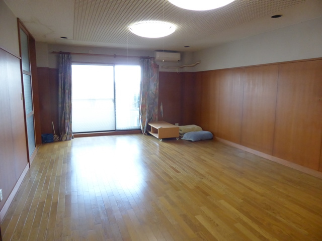 大田　倉庫付住居の居間・リビング