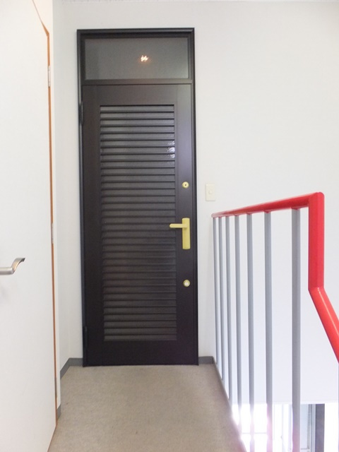 大田　倉庫付住居の玄関