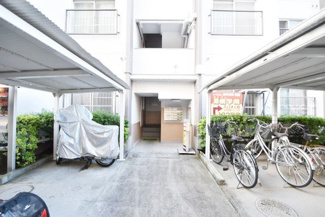 【エントランス】 | エントランス　駐輪場　バイクも置いてあります。