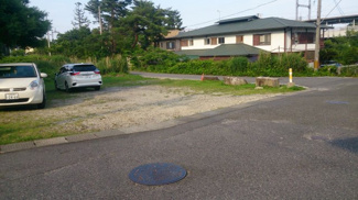 【前面道路含む現地写真】 | 東側は道路との段差がありません