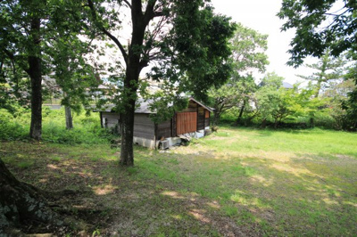 【外観】 | 大津市南小松1075　売土地 | 木々に囲まれた売地です。近隣商業地域のため、業務展開が多そうです。