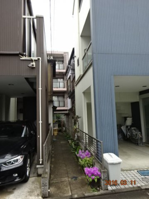 【外観】 | 下連雀６丁目貸家 | 物件の入り口の敷地延長通路（物件への入り口）自転車やバイクが止めることができます。