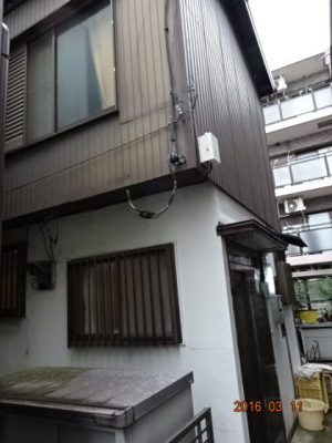 【外観】 | 下連雀６丁目貸家 | 敷地延長の通路の奥にある物件。