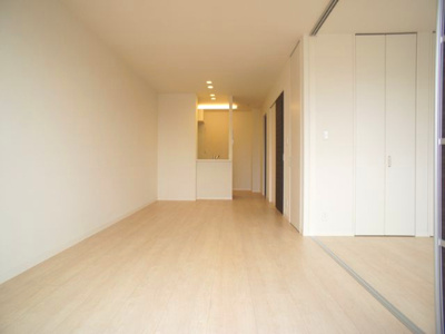 【居間・リビング】 | ヴィコロ壱番館 | 会話をしながらお料理できる人気の対面キッチンです♪
