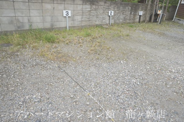 ウッディパレスフジⅡの駐車場