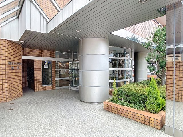 朝日プラザ緑町のエントランス