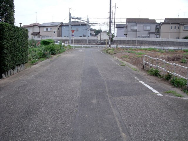 鴻巣市稲荷町の売地の前面道路含む現地写真