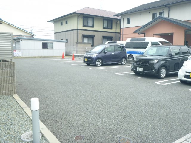 シャーメゾンフローラの駐車場