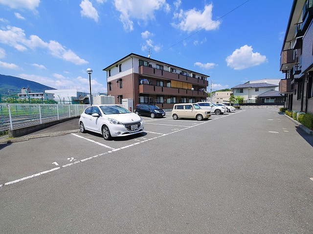 リビングタウン南生駒　Ｂ棟の駐車場|駐車場に車を止められます
