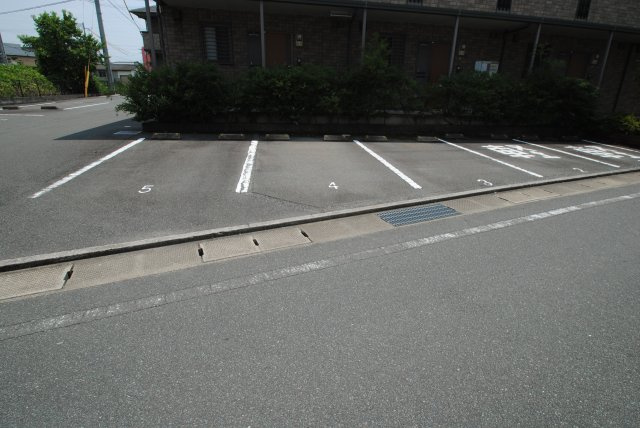 久留米市津福本町のアパートの駐車場