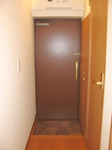 SRビルの玄関|※写真は同タイプの別室になります