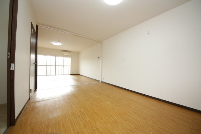 清城ハイツの玄関