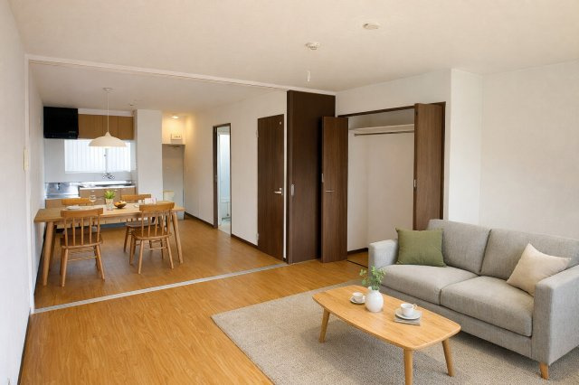 清城ハイツの居間・リビング|バーチャルステージングの写真となります。家具家電等は付帯しません。参考にご覧くださいませ。