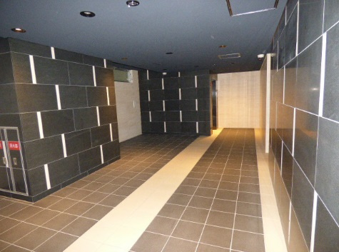 プレサンスNEO心斎橋　BRAVI不動産のエントランス|【プレサンスＮＥＯ心斎橋】とても綺麗なエントランス