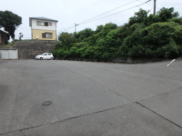 ガーデンヒルズの駐車場