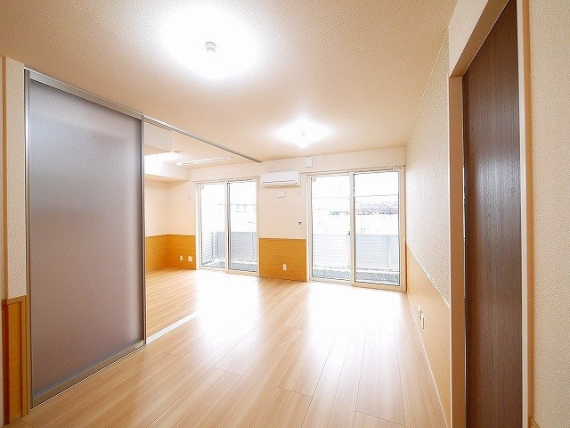 ラ・ハレの洋室|ツートンカラーのクロスがアクセントになったお部屋です