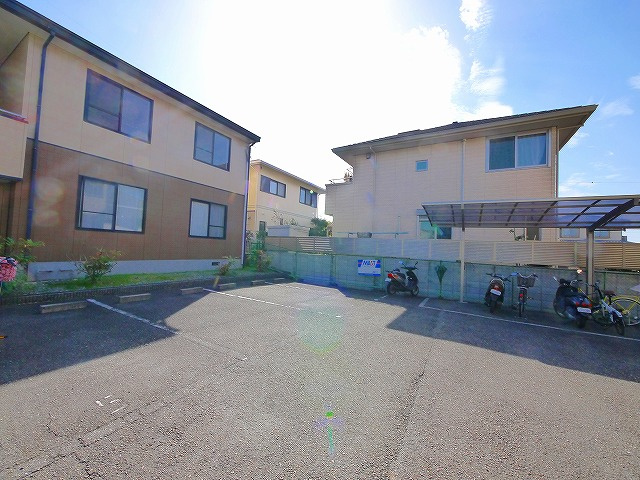 ウィステリアの駐車場