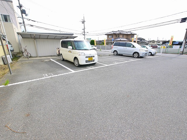 シャトー神殿Cの駐車場