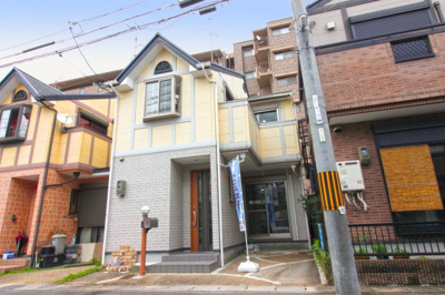 【外観】 | 伏見区石田森東町　中古戸建 | 地下鉄東西線『石田駅』徒歩3分　ＪＲ『六地蔵駅』徒歩15分。スーパー・コンビニ・ショッピングセンター・金融機関・病院が徒歩圏内に点在する生活便利な暮らし。