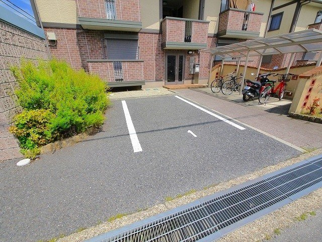 エイトキューブ　Ｂ棟の駐車場|駐車場に車を止められます