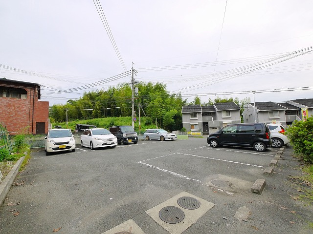 グリーンハイツ六条Ⅱの駐車場