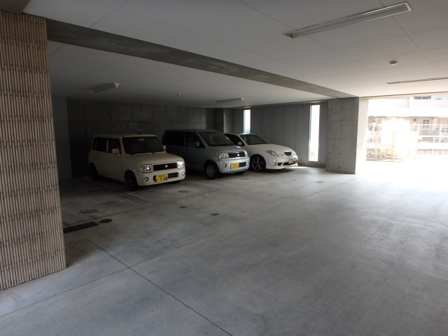COCO白楽町の駐車場