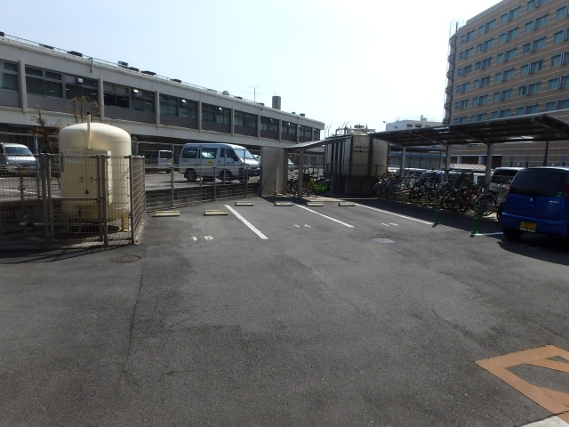 COCO白楽町の駐車場