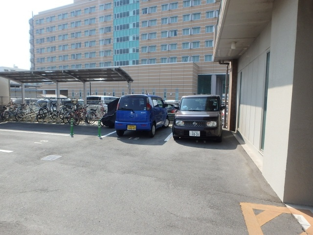 COCO白楽町の駐車場