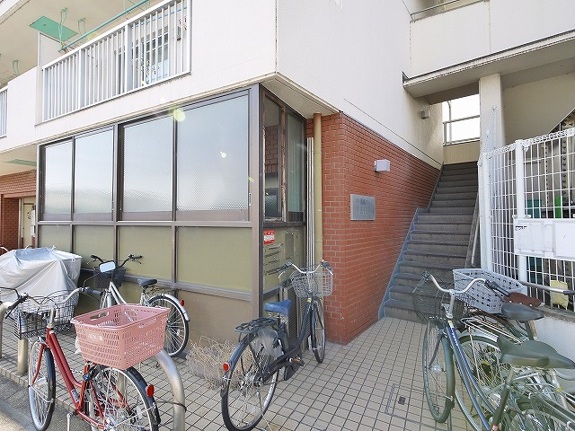 南京終岡田マンションⅠのその他共用部分|明るい共有スペース