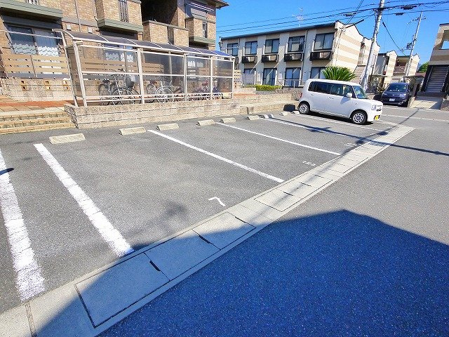 グランシャリオ（八条）の駐車場|駐車場に車を止められます