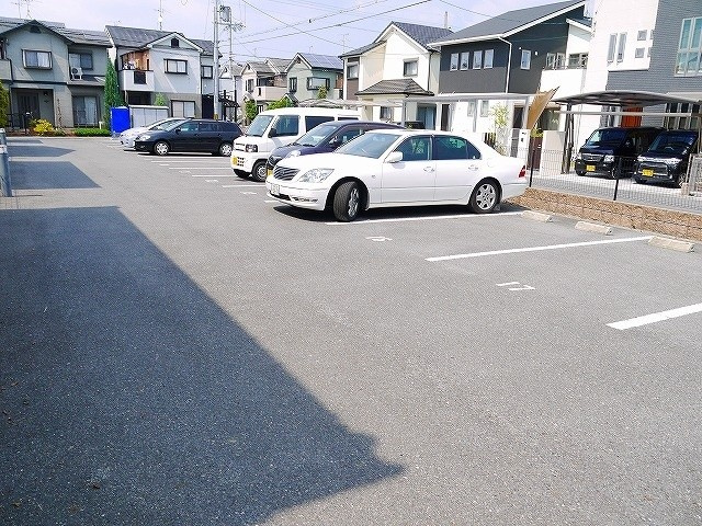 グラースエルの駐車場|カースペースがあります