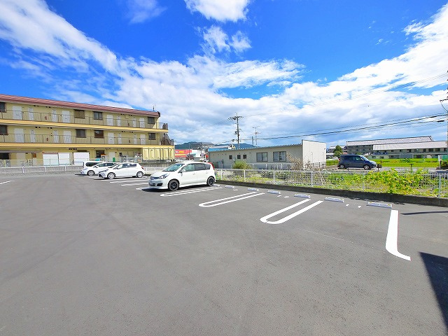 フォンテーヌ　Ｎ－Ⅴの駐車場|カースペースがあります