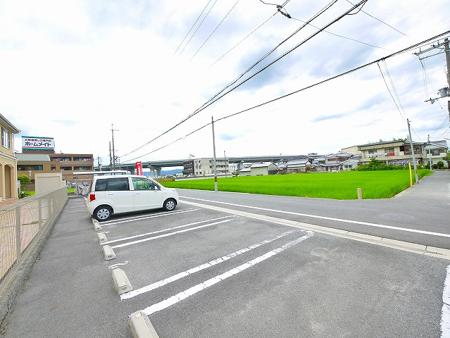 ラフィーネの駐車場|車をお持ちの方に嬉しい駐車場付きの物件です