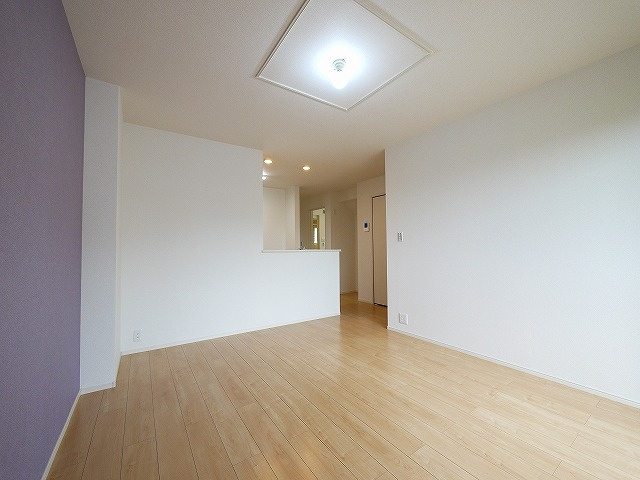 シエルブルーⅡの居間・リビング|こちらのリビングで趣味の時間をお楽しみください