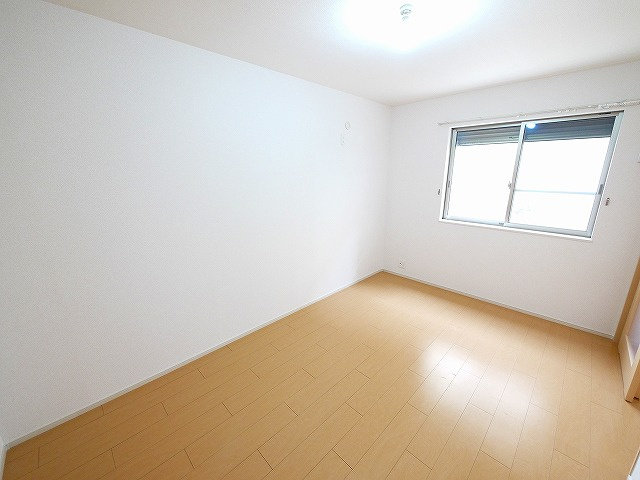 サンシャイン富堂の寝室|明るい洋室です