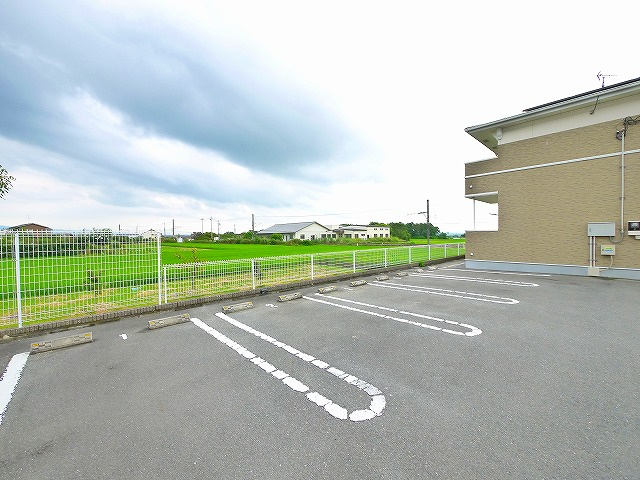 アプリコット（天理市）の駐車場|車をお持ちの方に嬉しい駐車場付きの物件です