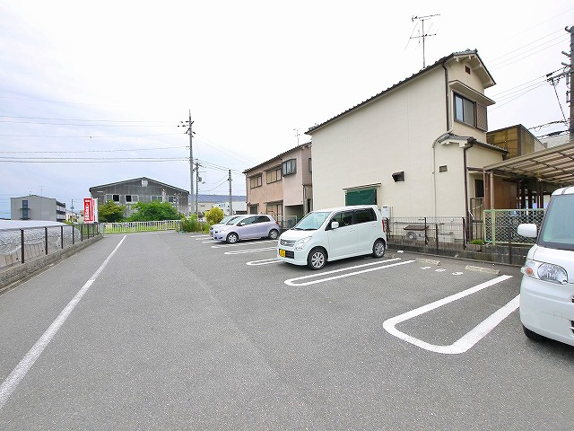 ジェルメの駐車場|駐車場があるので、車を買う予定の方も安心です