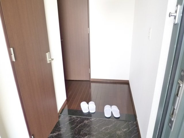 エル・セレーノ上本町レジデンスの玄関