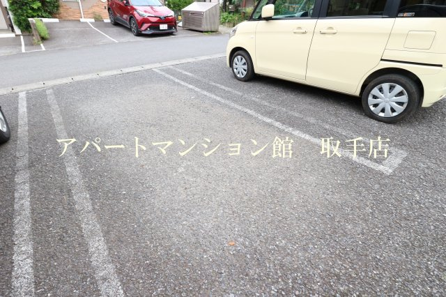 TNサニーハイツの駐車場