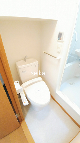 【トイレ】 | だるま | 同タイプ室内　バストイレ別。温水洗浄便座付