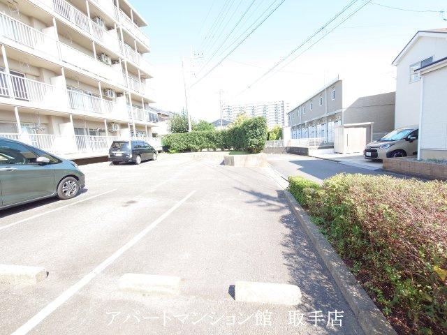 KNグランドハイツの駐車場