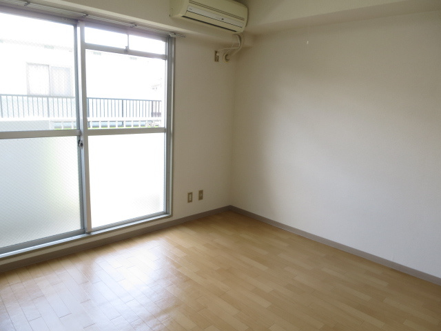 ドミール八坂の洋室