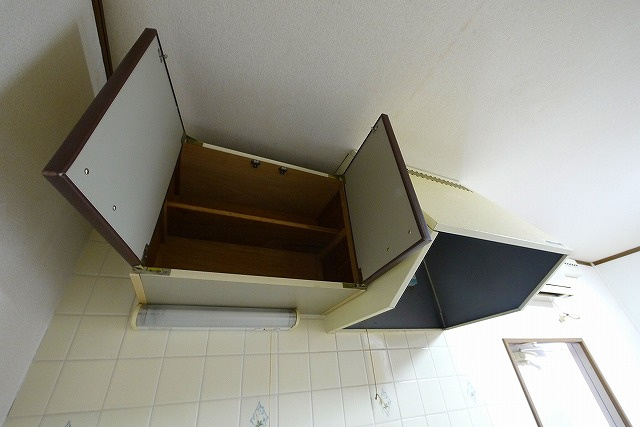 桜館のキッチン|キッチン上部には収納があります