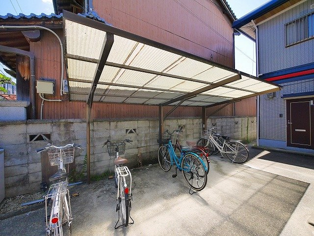桜館のその他共用部分|ゆったりとした駐輪スペース。