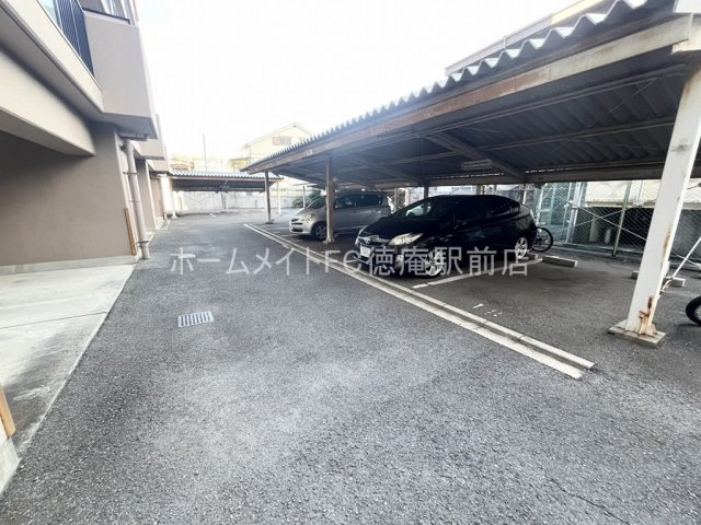 レジデンス鶴美の駐車場