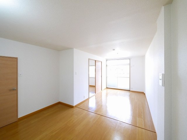 ルミエール４号館の居間・リビング|ゆったりとした居間です