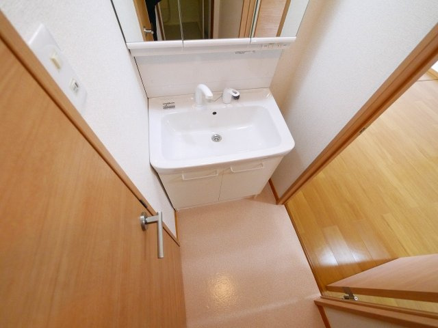 ルミエール４号館の洗面所|明るい洗面所です