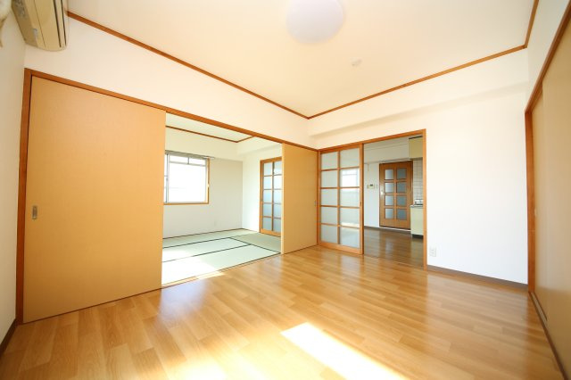 ニューパークメゾン半田の洋室