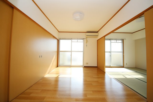 ニューパークメゾン半田の洋室